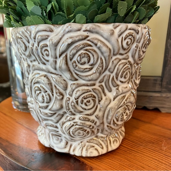 New Pottery Barn Rose Ceramic Cachepot, Grey Rosebud Planter, Small White Pot - Picture 9 of 14